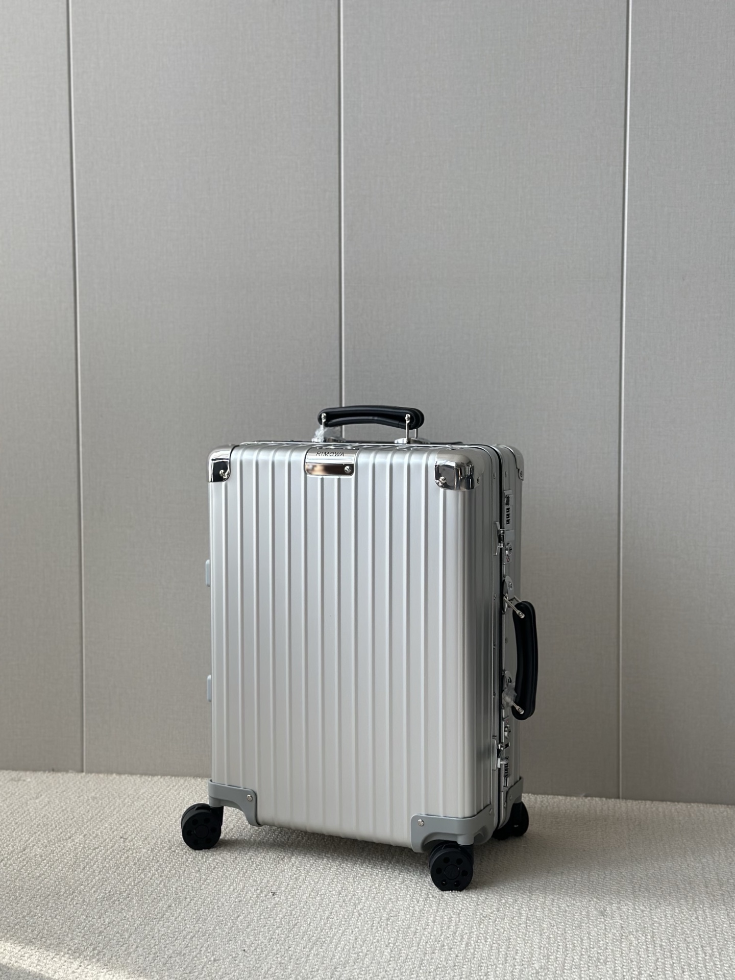 r1m0wa lU*gage-20inch(55×20×40m)
