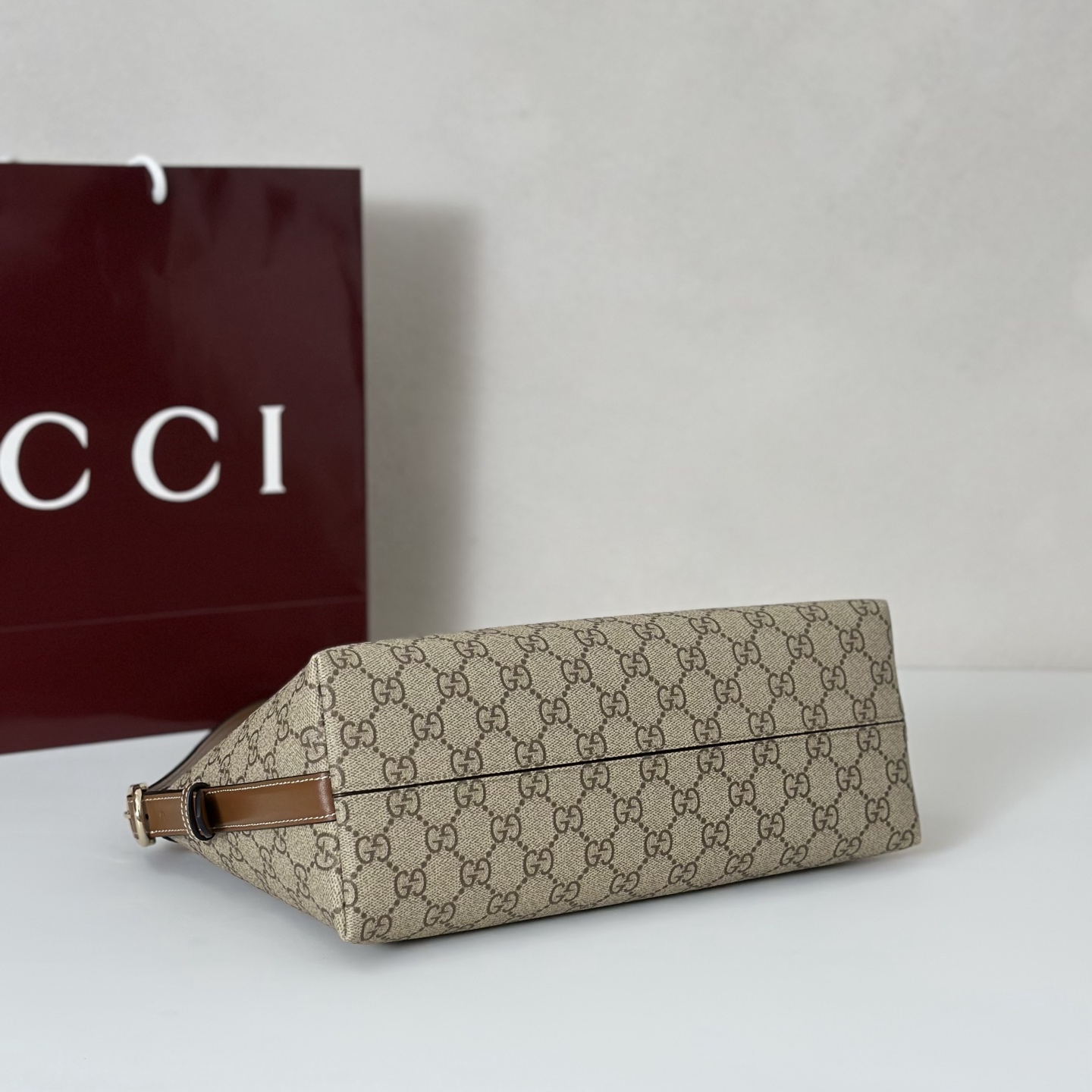 Gvc*1 medium emblem shoulder bag-30*19*11cm
