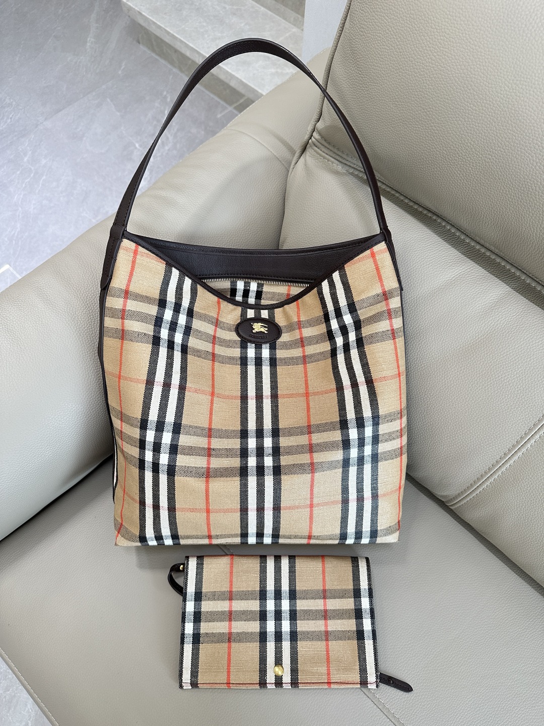 Bv*b*rry small highlands shoulder bag in sand-35.5× 15 x 38cm