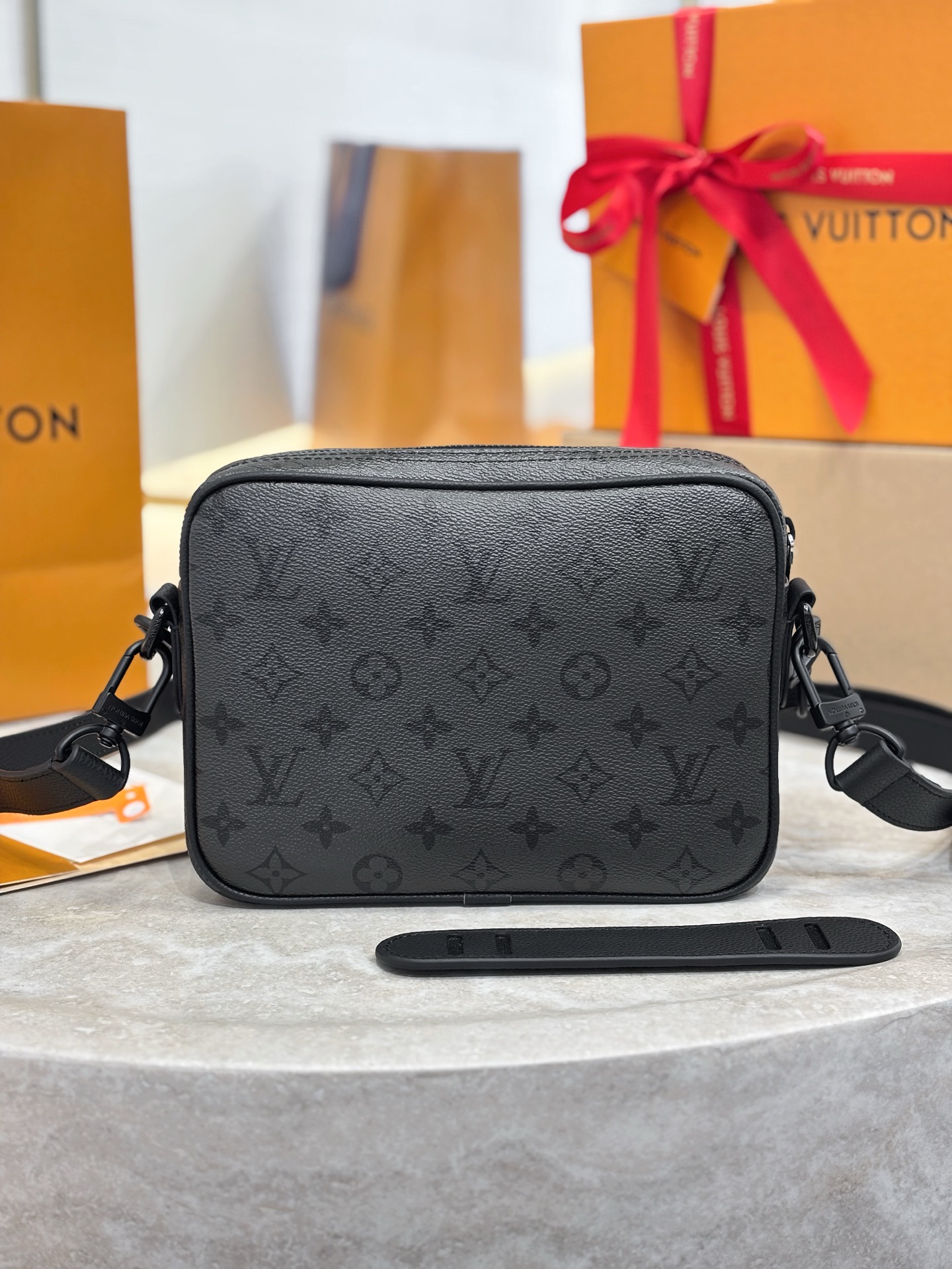 L0vis Vvtt0n Nil Messenger Bag-25 x 17.5 x 11CM