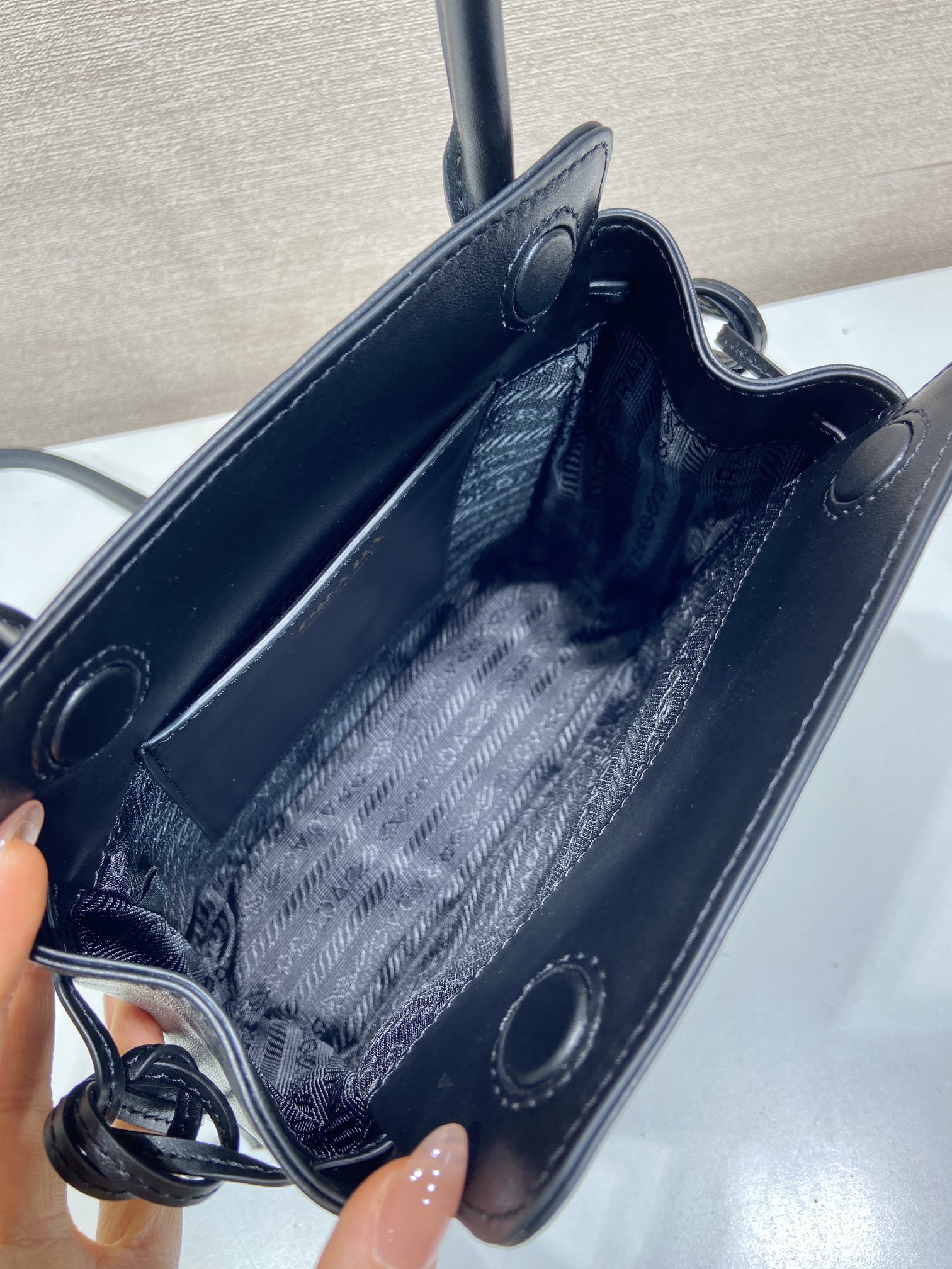Pra*a Carry Leather Handbag 1BA496-19*21*7CM