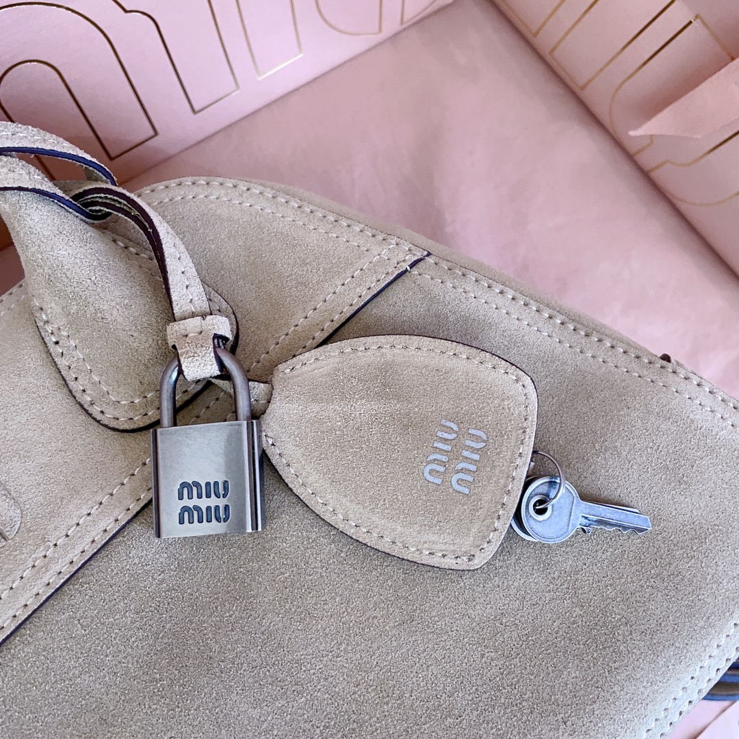 Miu Miu Vivant Top Handbags-32X19.5X11CM