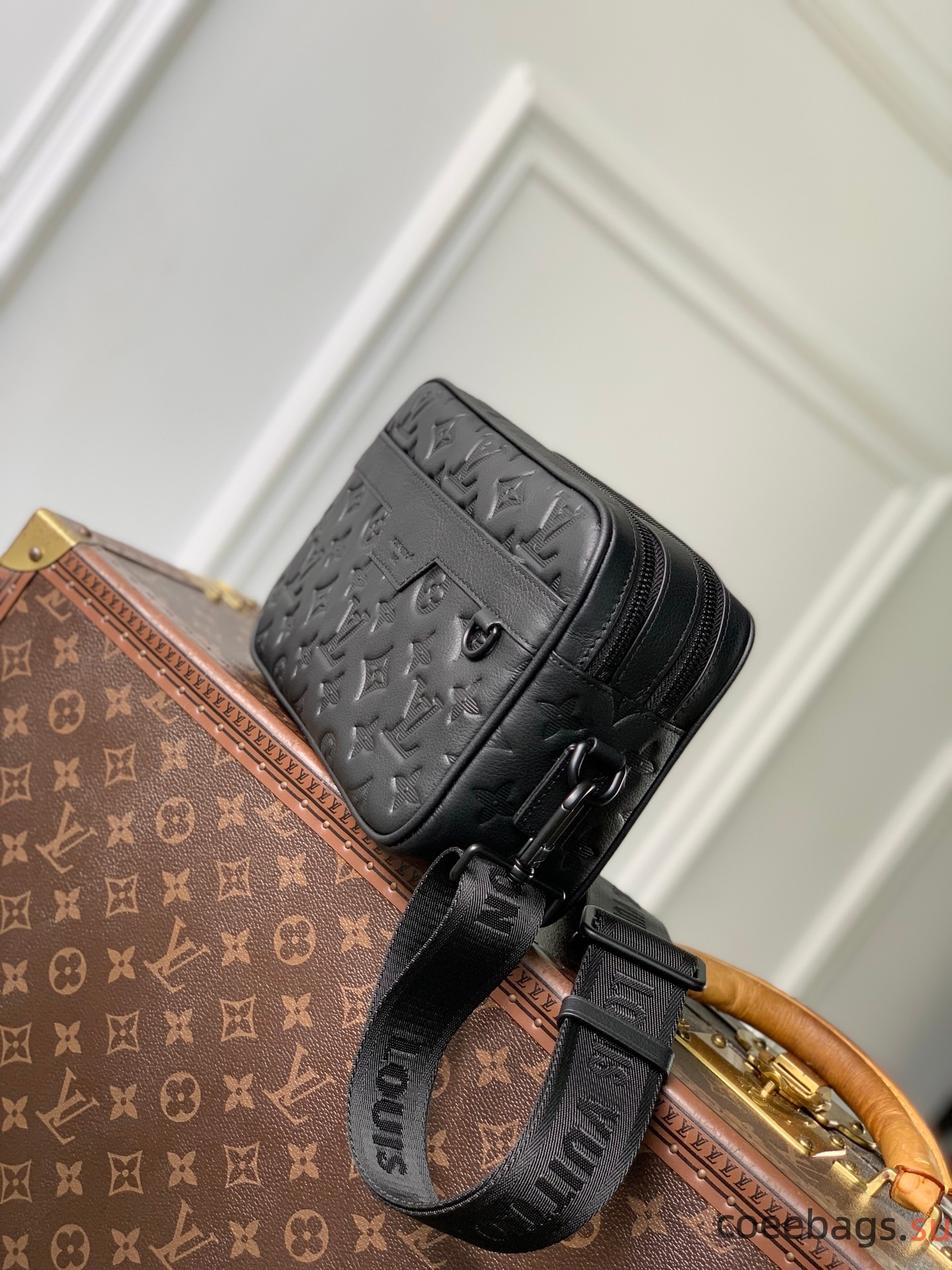 L0vis Vvtt0n Alpha Messenger Bag- M28785-26 x 17 x 5CM